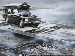 作品画像:お札の上を走る霊柩車