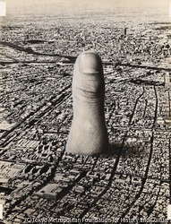 作品画像:(都市からつき出た指)