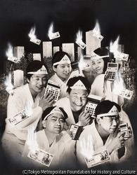 作品画像:(電卓を持ち墓場にいる人々)