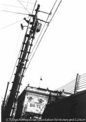 作品画像:(電信柱と作業員)