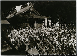 作品画像：戦勝色にうかれる時代、金沢村熊野神社に集まり、皇軍万歳の歓呼の声が上がる