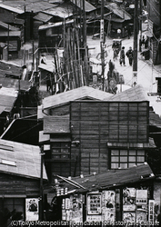 作品画像:戦災後に建てられたバラック住宅街 東京 三河島