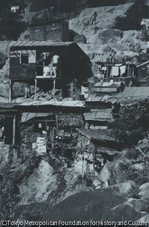 作品画像:難民の住むバラック住宅