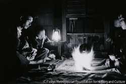 作品画像:火の山の麓-黒神村:いろり端、燃島の漁師の家