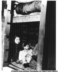 作品画像:隣組、押入れ避難訓練