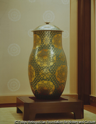 作品画像：正殿竹の間 緑地金襴平飾壺