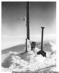 作品画像:(雪に埋まる看板)
