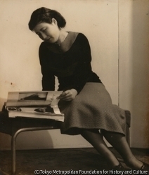作品画像：(雑誌を読む婦人)