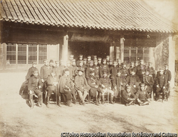 作品画像:歩兵第二聯隊軍旗授與紀念会當日金州城内塲式ニ列セル將校同相當官及従軍外國人ノ一部