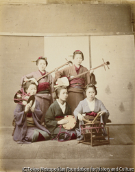 作品画像:(和楽器を演奏する女性たち)