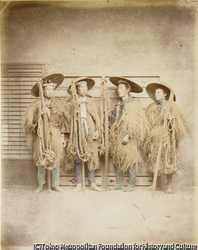 作品画像:(みのを着た四人の男性)