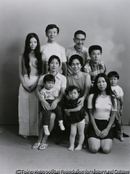 作品画像:上段左から妻・洋子、弟・了暉、父・助造、妹の夫・大光寺久、下段左から弟の妻・明子と妹の長男・学、母・みつゑと弟の長女・今日子、妹・可南子、弟の長男・卓也
