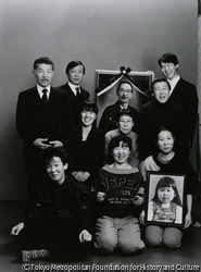 作品画像:父助造の遺影と家族
