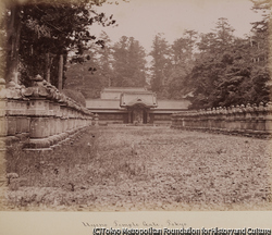 作品画像:上野 寺の門(東照宮?)、東京
