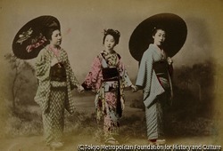作品画像:(傘を差して手をつなぐ三人の女性)