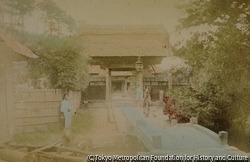 作品画像:(橋のそばに立つ人々)