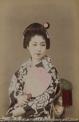 作品画像:(うちわを持つ女性)