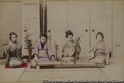 作品画像:(楽器を演奏する四人の女性)