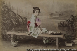 作品画像:(夕涼みをする女性)