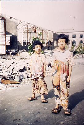 作品画像:焼け跡に立つ少女たち 2