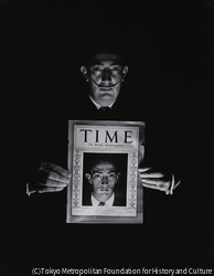 作品画像：（暗闇でTIME誌を持つ男性）