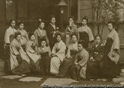 作品画像:(女性集合写真)