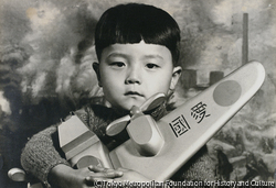作品画像:(飛行機を抱く子ども)