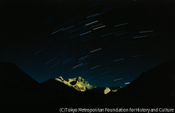 作品画像:月光に照らされた深夜のチョモランマと美しい星の光跡(ベース・キャンプから)