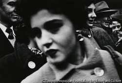 作品画像:人ごみの中の女、5番街、ニューヨーク、1955年