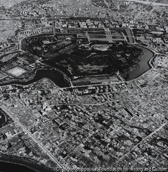 作品画像：大空襲のあとの東京、1945年8月