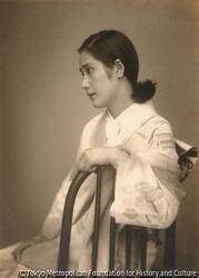 作品画像:(和服の女性座像)