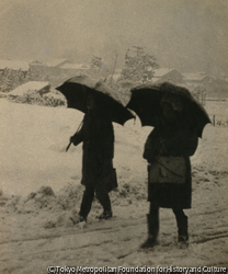 作品画像:(雪の中を歩く二人)