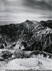 作品画像：鷲羽岳頂上から見た槍穂高連峰、前面は鷲羽岳の火口湖