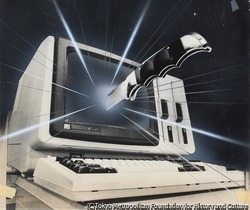 作品画像：（ナイフが刺さったコンピューター）