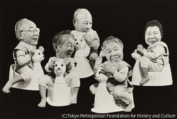 作品画像:(おまるに座る老人の顔をした赤ちゃんたち)