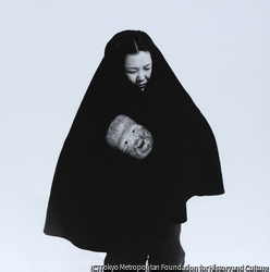 作品画像：神楽面をもつ女