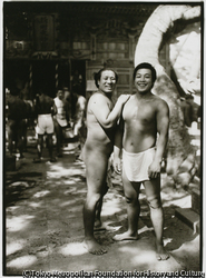 作品画像:島人たちが楽しみにしている大相撲の巡業が東京からやって来た。新町大神宮境内