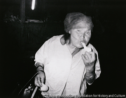 作品画像:モチを食べる老婆 川倉地蔵堂