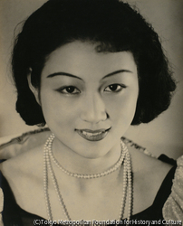 作品画像:(真珠のネックレスの女性)