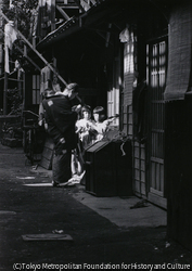 作品画像:路地の子守り
