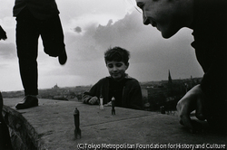 作品画像:砲台の跡でロケット遊びをする子ども 旧東ベルリン