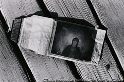 作品画像:捨てられたポラロイド・フィルム