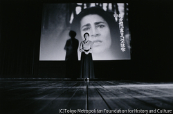 作品画像：高野悦子 岩波ホール総支配人：岩波ホールのステージ上、スクリーンはギリシア映画「イフゲニア」