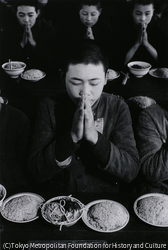 作品画像:食前に祈る少年工