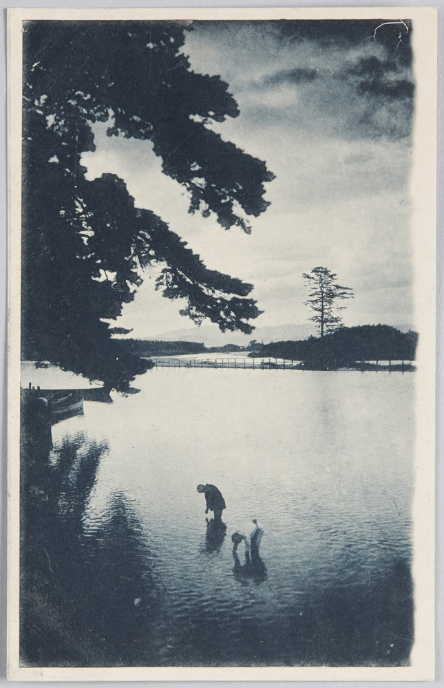 作品画像:浅瀬で漁をする人