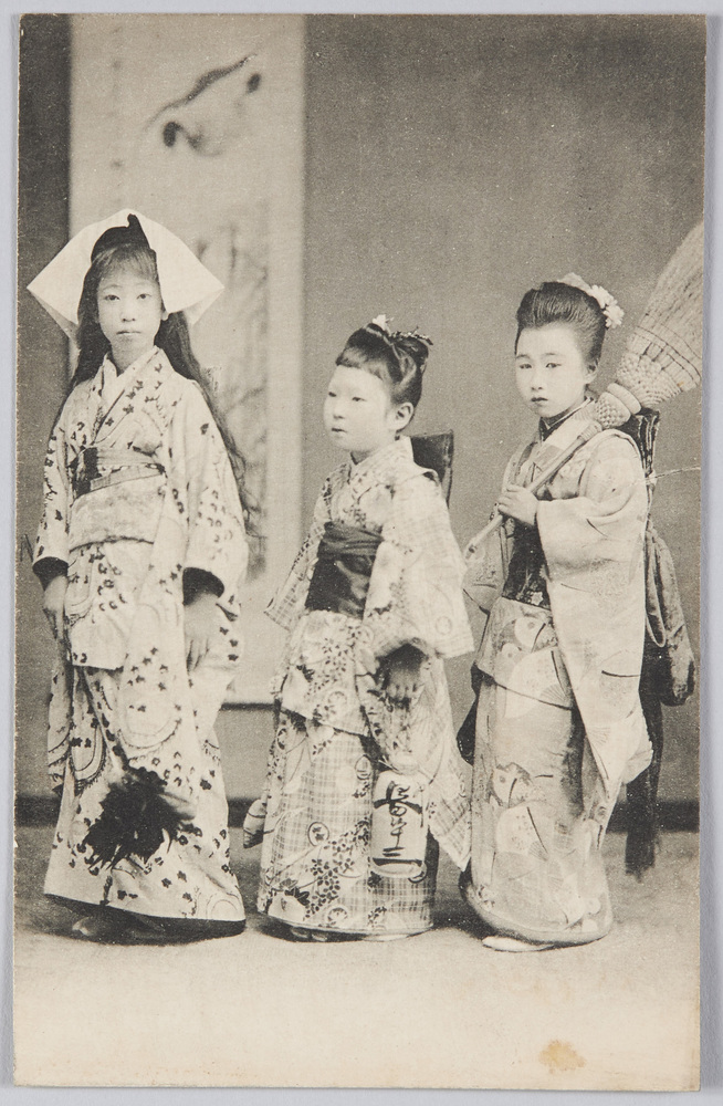 作品画像：掃除用具と徳利を持つ3人の少女