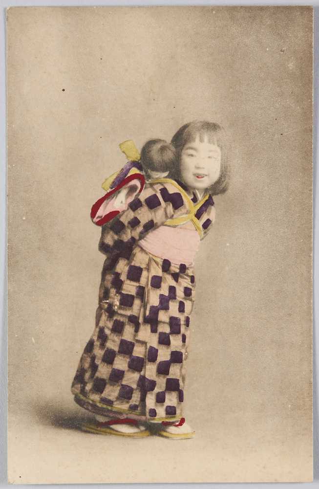 作品画像:人形を背負う少女
