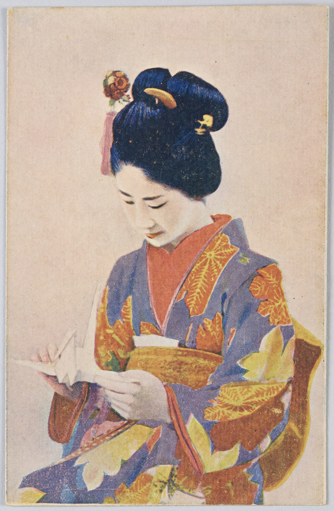 作品画像:折り鶴を持つ女性