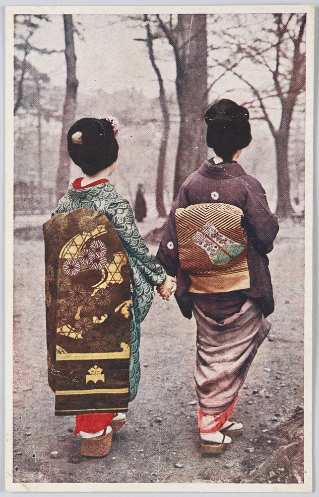 作品画像：手をつなぐ芸妓と舞妓の後ろ姿