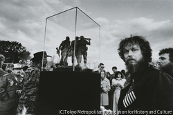 作品画像:“三軍兵士の像”のモデルを前にしたベトナム帰還兵とその家族。1982年11月、5万8千にのぼる戦死者の名を刻んだベトナム戦争記念碑がワシントンで建立除幕され、その傍らにこの像は置かれた(ワシントン、1982年11月14日)
